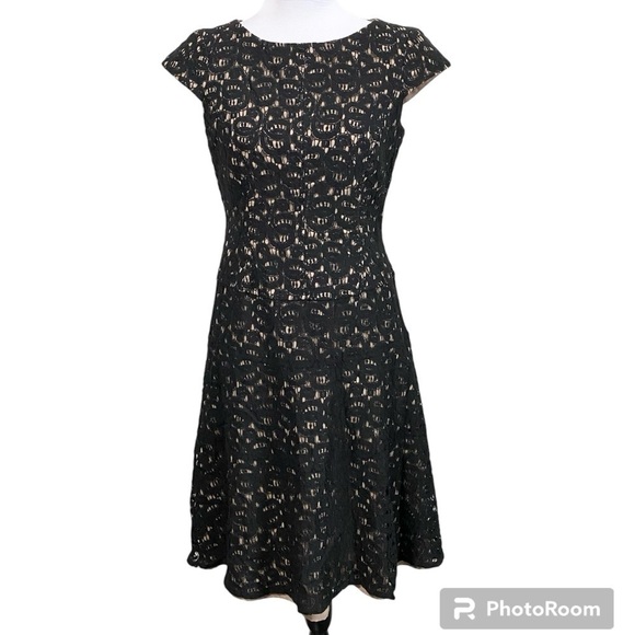 Anne Klein black lace se thru a line dress cap sleeves and tan lining size 4 - Picture 2 of 12